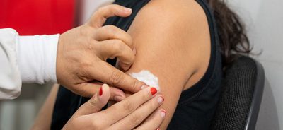 Brasil alcança mais de 82% de cobertura vacinal contra HPV entre meninas e 67% entre meninos. Ministério da Saúde aposta em dose única e ações em escolas para ampliar a proteção.