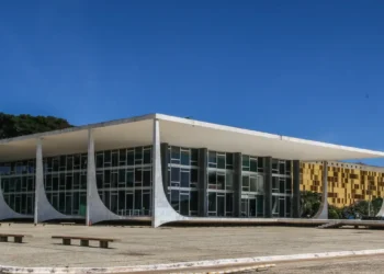 O STF abriu prazo para alegações finais na ação penal contra o “Núcleo 3” da trama golpista. Militares e um policial federal respondem por cinco crimes, incluindo golpe de Estado e plano de assassinato de autoridades.