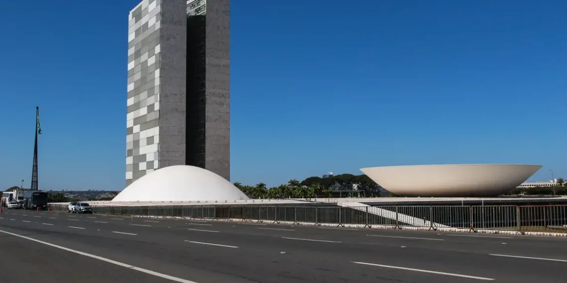 Congresso volta do recesso e discute isenção do IR até R$5 mil, taxação das bets, cassação de Zambelli e prioridades do orçamento para 2026.