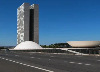 Congresso volta do recesso e discute isenção do IR até R$5 mil, taxação das bets, cassação de Zambelli e prioridades do orçamento para 2026.