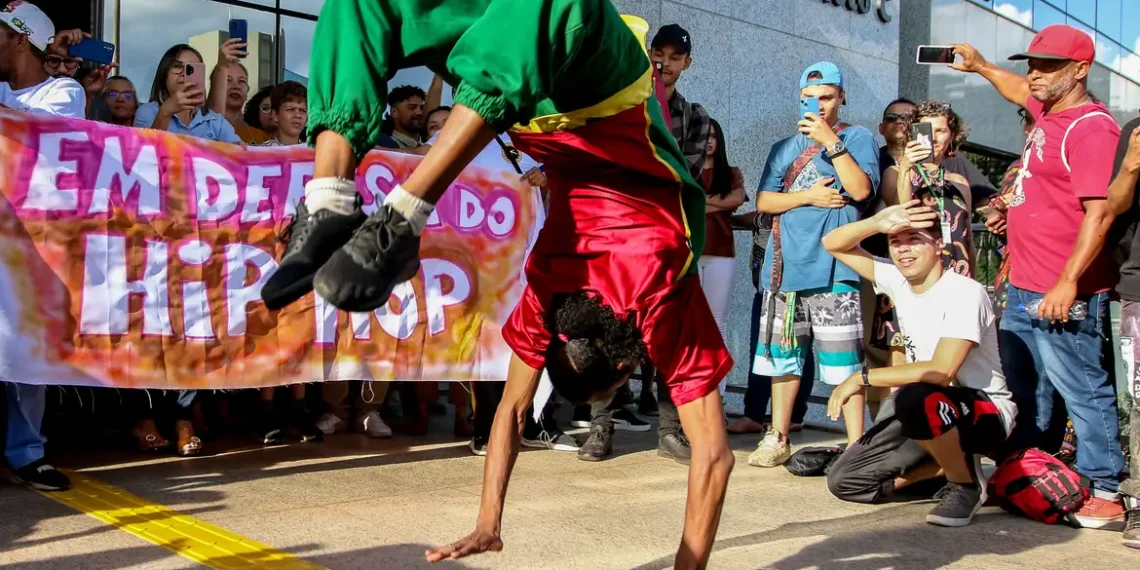Nova edição de O Livro Vermelho do Hip-Hop, de Spensy Pimentel, mostra como o movimento mantém sua essência de luta e resistência, unindo periferias e comunidades indígenas no Brasil.