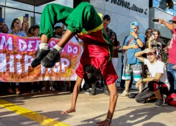 Nova edição de O Livro Vermelho do Hip-Hop, de Spensy Pimentel, mostra como o movimento mantém sua essência de luta e resistência, unindo periferias e comunidades indígenas no Brasil.