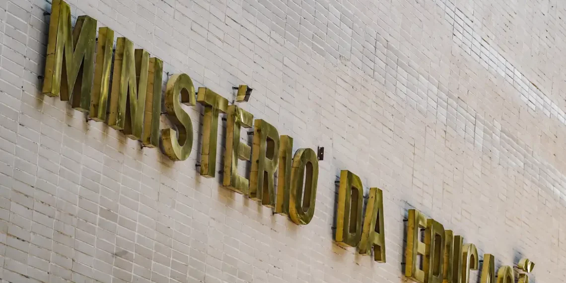 O Ministério da Educação (MEC) lançou, nesta quinta-feira (21), o curso Mais Ensino Médio, voltado para a formação de professores dessa etapa do ensino básico. Gratuito e online, o curso tem carga horária de 180 horas e já está disponível na plataforma Avamec.