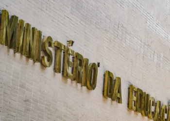 O Ministério da Educação (MEC) lançou, nesta quinta-feira (21), o curso Mais Ensino Médio, voltado para a formação de professores dessa etapa do ensino básico. Gratuito e online, o curso tem carga horária de 180 horas e já está disponível na plataforma Avamec.