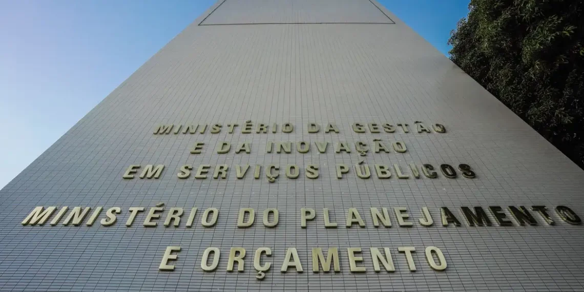 Subsídios da União caíram em 2024 após quatro anos de alta, somando R$ 678,4 bilhões. Redução foi puxada pelo fim da desoneração dos combustíveis.