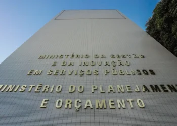 Subsídios da União caíram em 2024 após quatro anos de alta, somando R$ 678,4 bilhões. Redução foi puxada pelo fim da desoneração dos combustíveis.