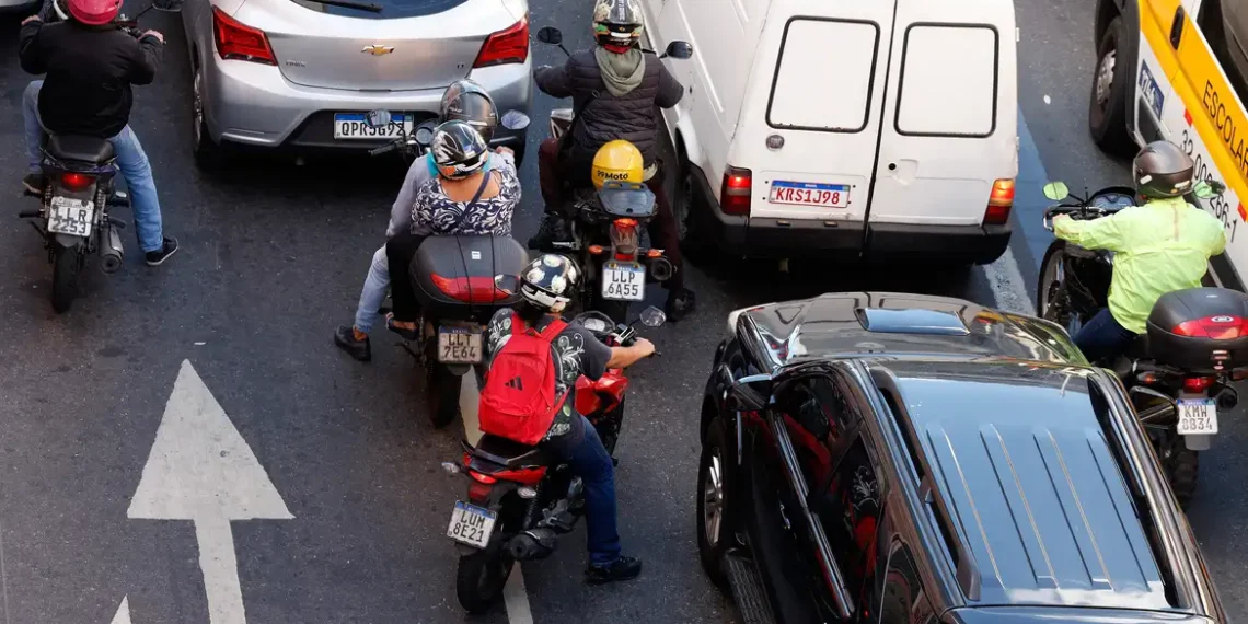 Com o aumento da frota de motos, Brasil vê crescimento de acidentes e mortes no trânsito. Especialistas alertam para crise de mobilidade e saúde pública.