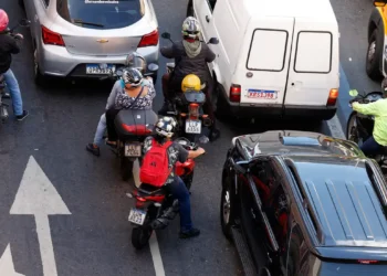 Com o aumento da frota de motos, Brasil vê crescimento de acidentes e mortes no trânsito. Especialistas alertam para crise de mobilidade e saúde pública.