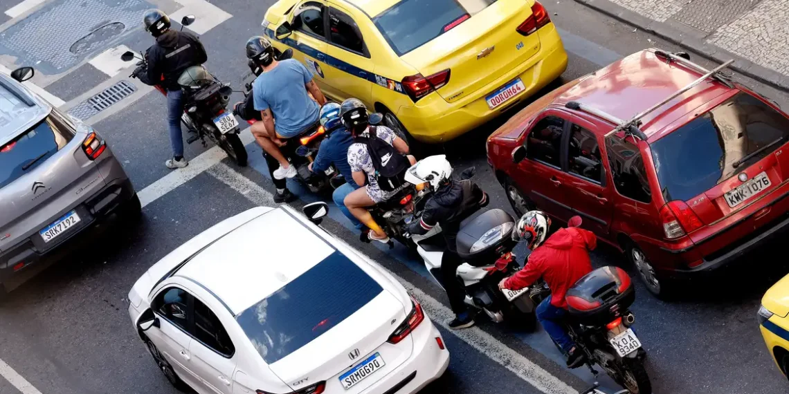 Especialistas do Ipea e da Abramet alertam que a popularização de mototáxi por aplicativos, como Uber Moto e 99Moto, é uma “tragédia anunciada”, com risco de aumentar mortes no trânsito brasileiro.