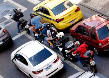 Especialistas do Ipea e da Abramet alertam que a popularização de mototáxi por aplicativos, como Uber Moto e 99Moto, é uma “tragédia anunciada”, com risco de aumentar mortes no trânsito brasileiro.