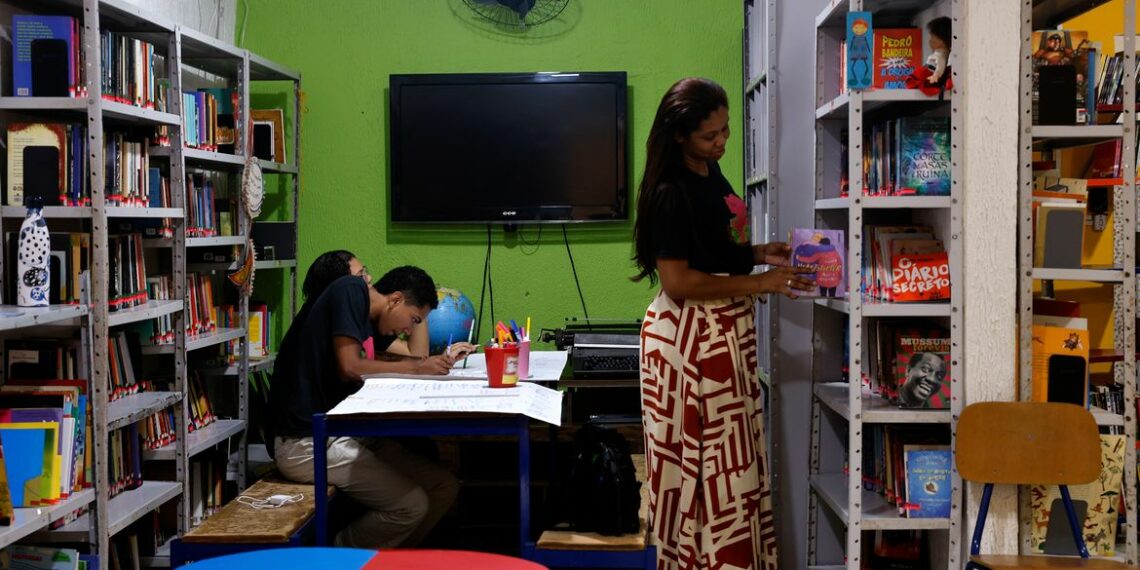 Atelier das Palavras, biblioteca comunitária na Mangueira, recebeu o prêmio Pontos de Cultura e prova que crianças e jovens mantêm interesse por livros quando têm acesso a novidades.