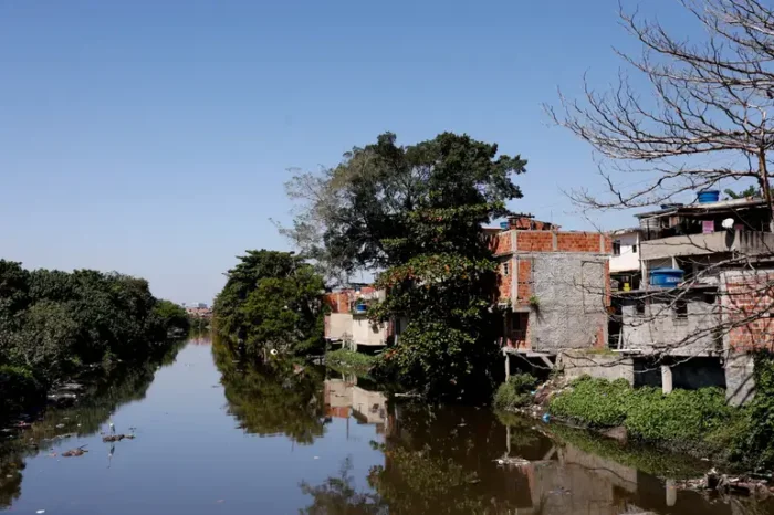 O número de municípios atendidos por empresas privadas de saneamento cresceu 525% em cinco anos, chegando a 1.820. Com o Novo Marco Legal, investimentos do setor privado somaram R$ 84 bilhões entre 2020 e 2023.