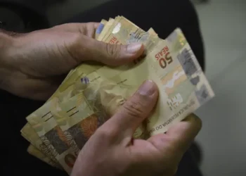 Salário mínimo de 2026 será de R$ 1.631, alta de 7,28% sobre 2025. Reajuste segue regra que limita crescimento a 2,5% acima da inflação.