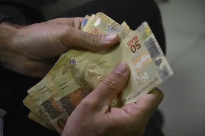 Salário mínimo de 2026 será de R$ 1.631, alta de 7,28% sobre 2025. Reajuste segue regra que limita crescimento a 2,5% acima da inflação.