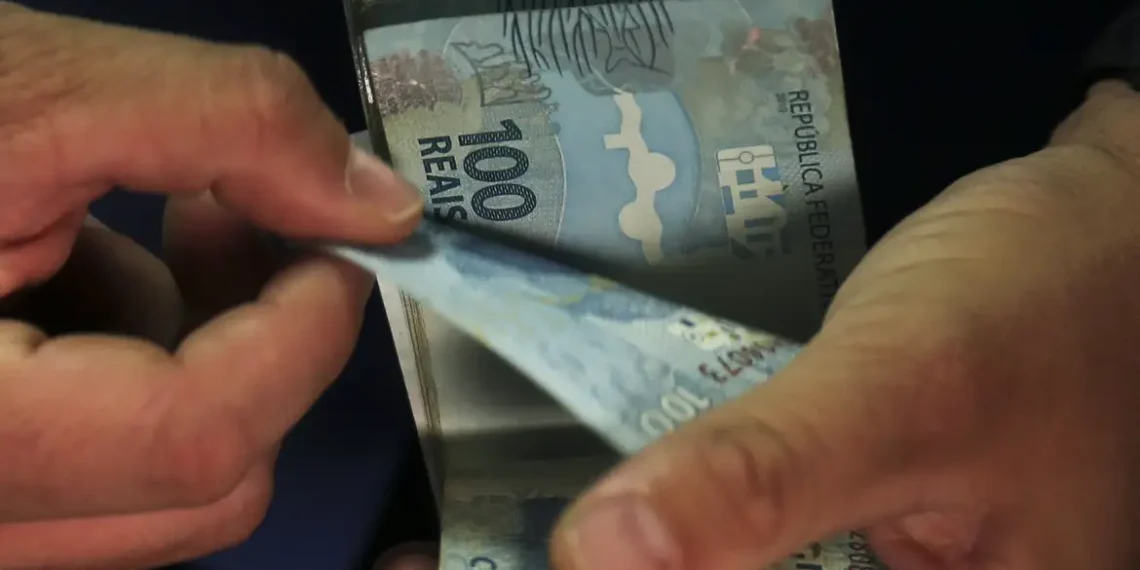 Governo inicia migração de 4 milhões de contratos de crédito consignado para a plataforma Crédito do Trabalhador. Portabilidade poderá ser feita pelo celular, com juros menores.