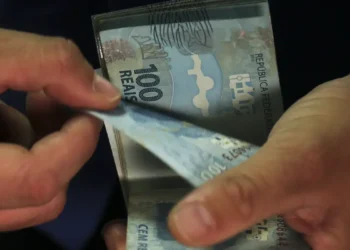 Governo inicia migração de 4 milhões de contratos de crédito consignado para a plataforma Crédito do Trabalhador. Portabilidade poderá ser feita pelo celular, com juros menores.