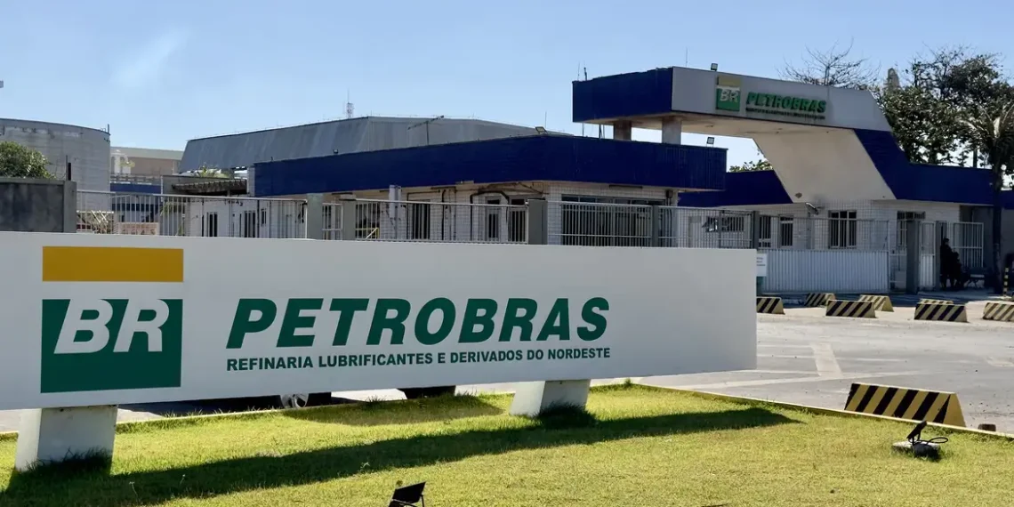 Petrobras registra lucro líquido de R$ 26,7 bilhões no 2º trimestre de 2025, impulsionada por aumento na produção de petróleo e gás, mesmo com queda no preço do Brent.