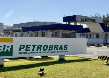 Petrobras registra lucro líquido de R$ 26,7 bilhões no 2º trimestre de 2025, impulsionada por aumento na produção de petróleo e gás, mesmo com queda no preço do Brent.