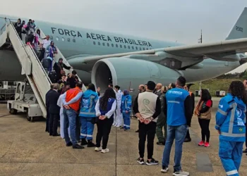 Programa “Aqui é Brasil” prestará apoio psicossocial e assistência a brasileiros repatriados em situação de vulnerabilidade. Lançamento será dia 6.