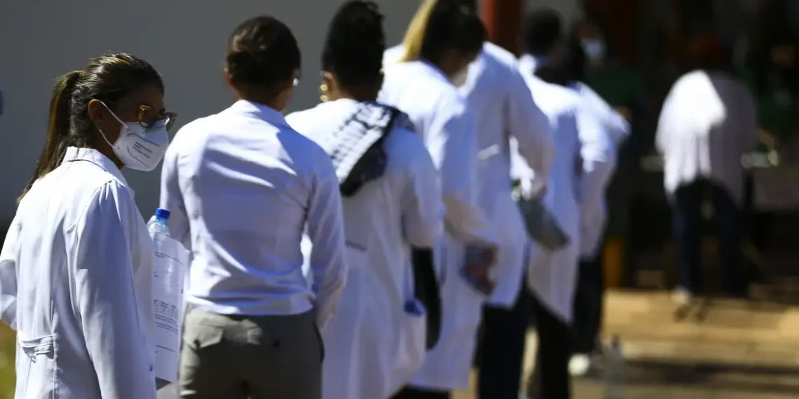 Revalida 2025/2 terá prova teórica em 19 de outubro; candidatos precisam de 61 pontos para aprovação e aprovação da documentação pelo Inep para avançar à segunda etapa.