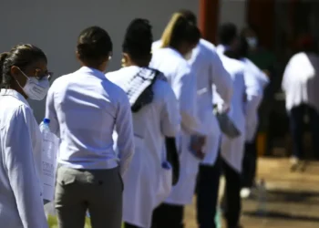 Revalida 2025/2 terá prova teórica em 19 de outubro; candidatos precisam de 61 pontos para aprovação e aprovação da documentação pelo Inep para avançar à segunda etapa.