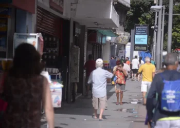 Em julho, o Brasil registrou abertura de 129.778 empregos formais, queda de 32,2% em relação ao ano passado. Serviços lideram contratações, enquanto a agropecuária e o Espírito Santo registram retração.