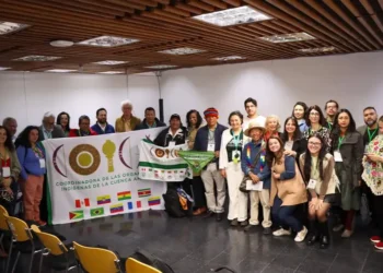 Organizações da sociedade civil amazônica entregam carta a líderes da OTCA durante a Cúpula de Bogotá, pedindo mais participação social, defesa de territórios, combate ao desmatamento e políticas sustentáveis.