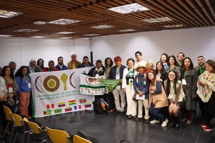 Organizações da sociedade civil amazônica entregam carta a líderes da OTCA durante a Cúpula de Bogotá, pedindo mais participação social, defesa de territórios, combate ao desmatamento e políticas sustentáveis.