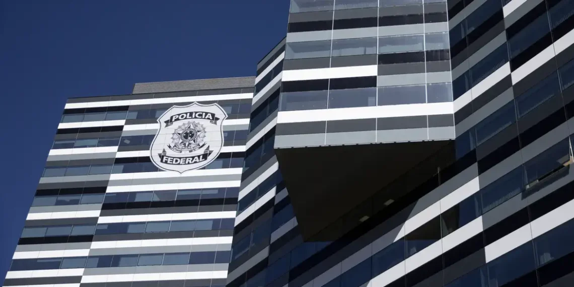 A Polícia Federal deflagrou nova fase da Operação Predatórios para investigar fraude na Caixa Econômica Federal por cobrança irregular de precatórios. Foram presos suspeitos, cumpridos mandados e bloqueados R$ 57 milhões.