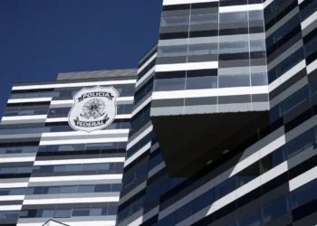 A Polícia Federal deflagrou nova fase da Operação Predatórios para investigar fraude na Caixa Econômica Federal por cobrança irregular de precatórios. Foram presos suspeitos, cumpridos mandados e bloqueados R$ 57 milhões.