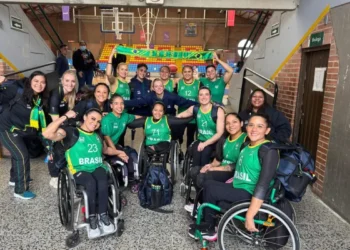 A seleção brasileira feminina de basquete em cadeira de rodas venceu El Salvador por 91 a 4 e garantiu vaga nas quartas de final da Copa América 2025, em Bogotá, com campanha invicta. Time busca ouro inédito e vaga no Mundial de 2026.