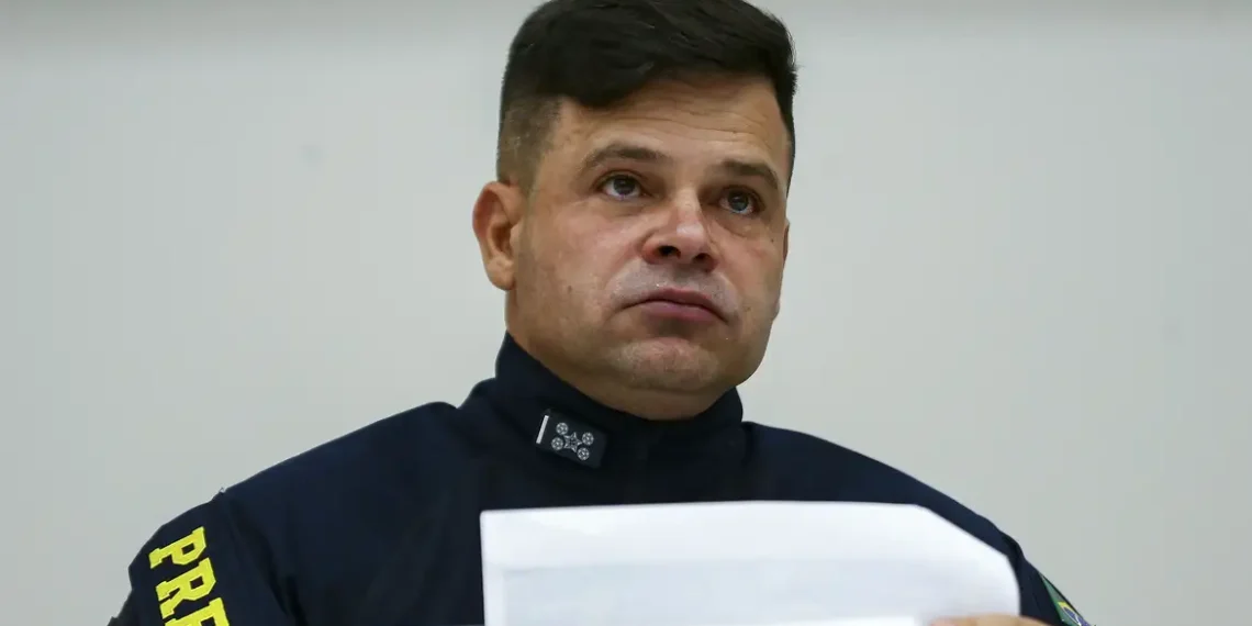 O ex-diretor da PRF Silvinei Vasques foi condenado a pagar R$ 546 mil por usar a Polícia Rodoviária Federal em benefício político na campanha de 2022. Decisão do TRF-2 também impede contratação com o poder público por quatro anos.