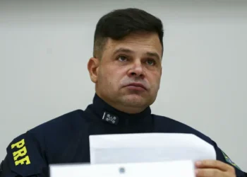 O ex-diretor da PRF Silvinei Vasques foi condenado a pagar R$ 546 mil por usar a Polícia Rodoviária Federal em benefício político na campanha de 2022. Decisão do TRF-2 também impede contratação com o poder público por quatro anos.