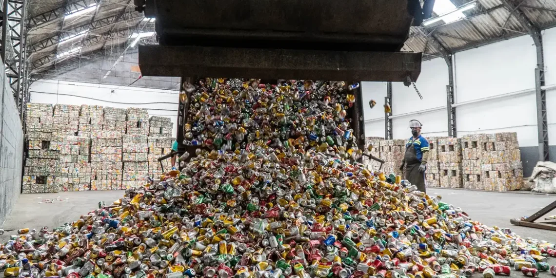 Dados da Recicla Latas mostram que o Brasil reciclou 97,3% das latas de alumínio em 2024, mantendo taxa elevada pelo 16º ano consecutivo, graças à atuação de catadores e à logística reversa.