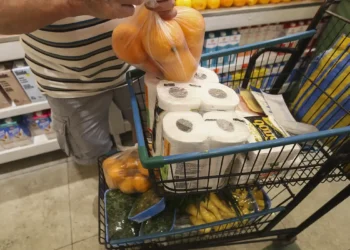 IPCA de julho fecha em 0,26%, com alta da conta de luz residencial e queda dos alimentos. Energia elétrica subiu 3,04%, enquanto grupo alimentos caiu 0,27%, segundo IBGE.