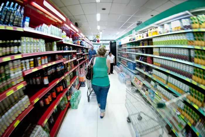 Em julho, 15 capitais registraram queda no preço da cesta básica, enquanto 12 tiveram alta. São Paulo teve a cesta mais cara, e Aracaju a mais barata. A pesquisa do Dieese aponta impactos no poder de compra do trabalhador.