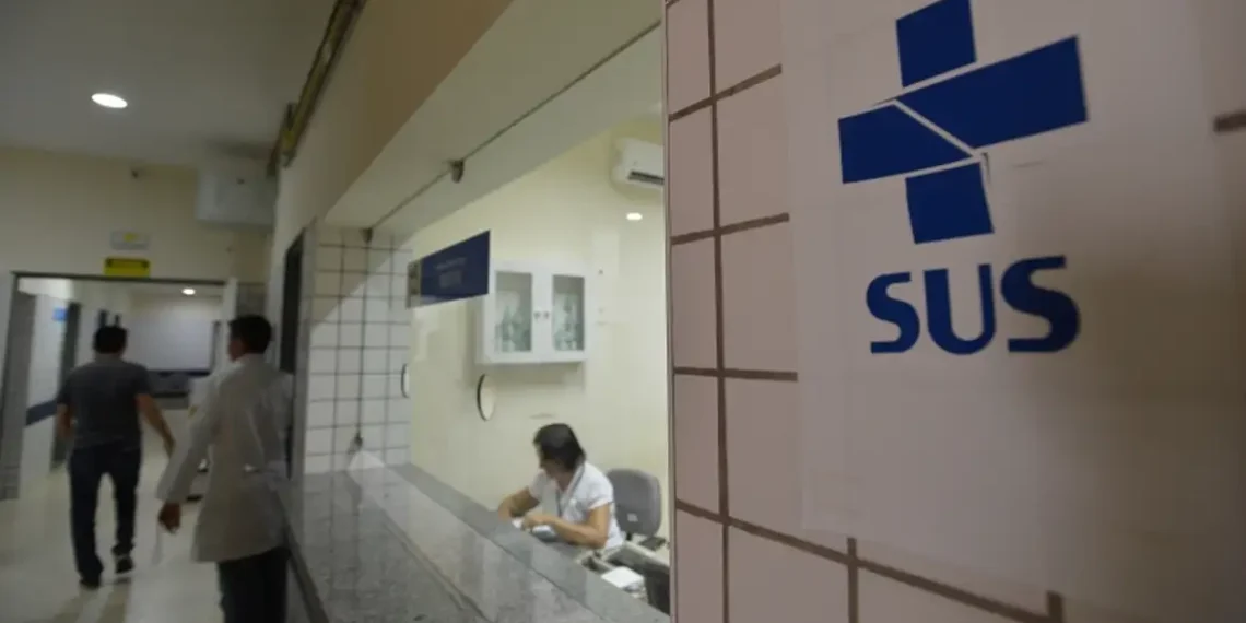 Planos de saúde passam a oferecer atendimento gratuito a pacientes do SUS. Medida do programa Agora Tem Especialistas converte R$ 750 milhões em dívidas em serviços médicos.