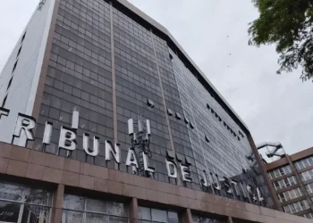 O Tribunal de Justiça do Rio de Janeiro alerta sobre o golpe do falso advogado e o Caller ID Spoofing, orientando a população a não fornecer dados pessoais e oferecendo canais oficiais para esclarecimentos.