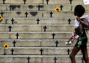 Levantamento do Instituto Fogo Cruzado revela aumento de 45% nos feminicídios e tentativas com arma de fogo em 2025. Recife, Rio de Janeiro e Salvador concentram a maioria dos casos.