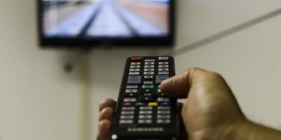 O presidente Lula assinou o decreto que regulamenta a TV 3.0, nova geração da televisão aberta e gratuita no Brasil. Tecnologia traz interatividade, integração com a internet e estreia prevista para a Copa de 2026.