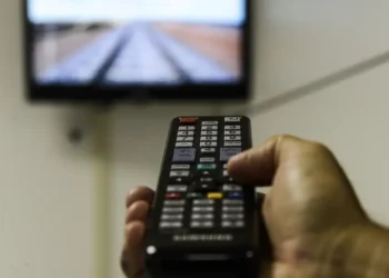 O presidente Lula assinou o decreto que regulamenta a TV 3.0, nova geração da televisão aberta e gratuita no Brasil. Tecnologia traz interatividade, integração com a internet e estreia prevista para a Copa de 2026.