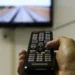 O presidente Lula assinou o decreto que regulamenta a TV 3.0, nova geração da televisão aberta e gratuita no Brasil. Tecnologia traz interatividade, integração com a internet e estreia prevista para a Copa de 2026.