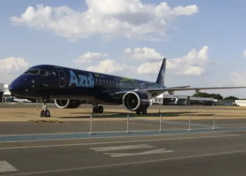 Azul suspende voos em 14 cidades brasileiras para reduzir custos e otimizar rotas. Companhia concentra operações em Viracopos, Confins e Recife enquanto passa por recuperação judicial nos EUA.