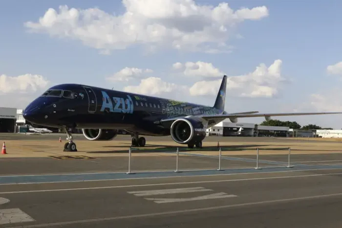 Azul suspende voos em 14 cidades brasileiras para reduzir custos e otimizar rotas. Companhia concentra operações em Viracopos, Confins e Recife enquanto passa por recuperação judicial nos EUA.