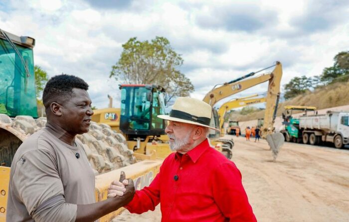 Lula inaugura corredor viário em Contagem e lança propostas do Novo PAC 2025 em mobilidade. Em Montes Claros, presidente abre centro de pesquisa da Acelen para biocombustíveis sustentáveis.