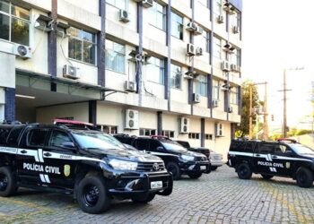 Adolescente desaparecida em Vila Velha é localizada em Baixo Guandu durante operação da Polícia Civil e Militar. Homem que a escondia foi preso com arma de fogo e tinha mandado de prisão por tráfico.