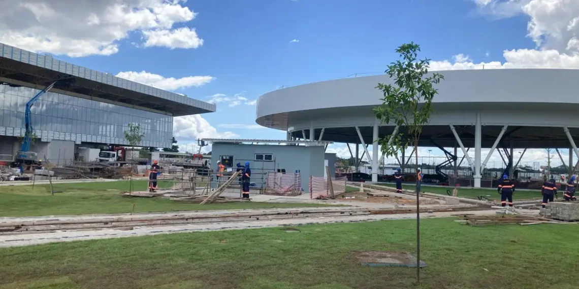 A três meses da COP30, Belém enfrenta desafios com hospedagem e logística. Governo promete conferência inclusiva e com infraestrutura adequada.