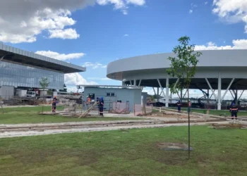 A três meses da COP30, Belém enfrenta desafios com hospedagem e logística. Governo promete conferência inclusiva e com infraestrutura adequada.