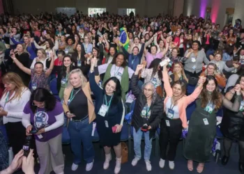Com mais de mil participantes, a V Conferência Estadual de Políticas para Mulheres do Paraná aprovou propostas e elegeu 105 delegadas para representar o estado na conferência nacional, marcada para setembro, em Brasília.
