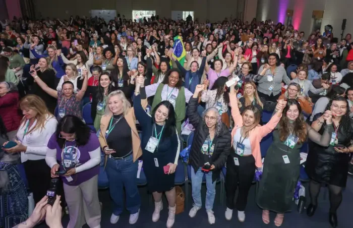 Com mais de mil participantes, a V Conferência Estadual de Políticas para Mulheres do Paraná aprovou propostas e elegeu 105 delegadas para representar o estado na conferência nacional, marcada para setembro, em Brasília.